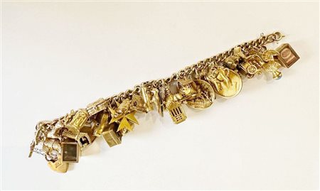 Bracciale in oro giallo 9K a catena con charms. Peso complessivo 152,20 grammi.