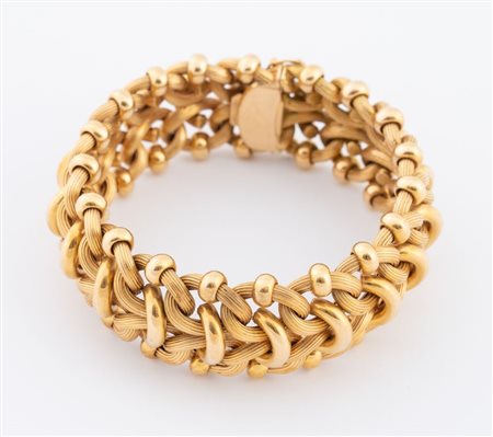 Bracciale in oro giallo 18K a nastro. Peso complessivo 60,70 grammi.