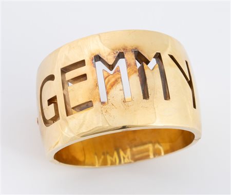 Bracciale rigido in oro giallo 18K, recante scritta "Gemmy". Peso complessivo...