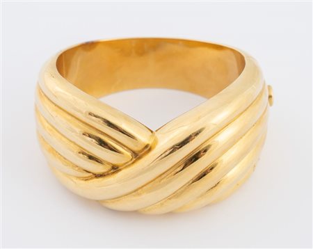 Bracciale rigido in oro giallo 18K, realizzato con motivo a nastro. Peso...