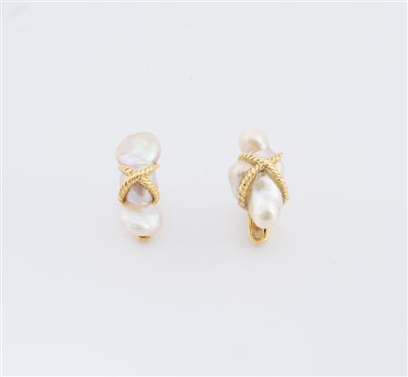 Paio di gemelli in oro giallo 18K, ciascuno realizzato con grande perla...