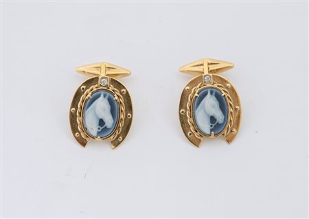 Paio di gemelli in oro giallo 18K, ciascuno sagomato a foggia di ferro di...