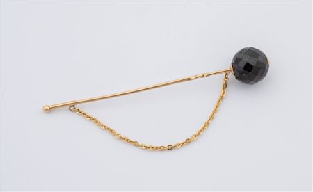 Spilla in oro giallo 18K, testa decorata da grande boule sfaccettata di...