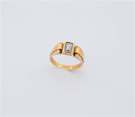 Anello in oro giallo 18K, centrato da spinello sintetico azzurro ottagonale...