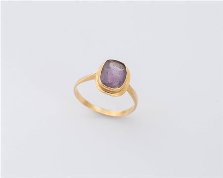 Anello in oro giallo 18K, centrato da quarzo ametista ovale sfaccettato. Peso...