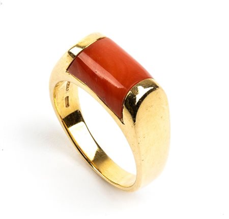 BULGARI, collezione Tronchetto: anello in oro con inserto in corallo cerasuolo 