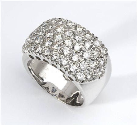 Anello in oro e pavè di diamanti