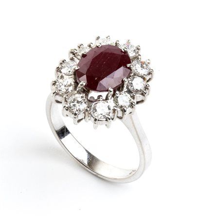 Anello a fiore in oro con rubino e diamanti