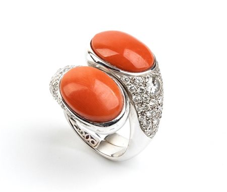 Anello contrarie' in oro con corallo cerasuolo e diamanti