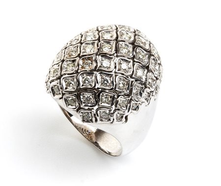 Anello a fascia bombata in oro bianco e diamanti