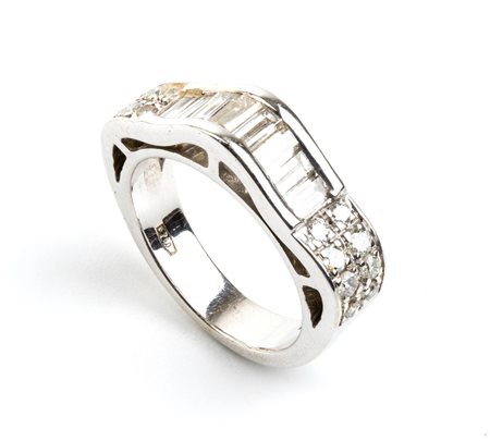 Anello in oro con diamanti 