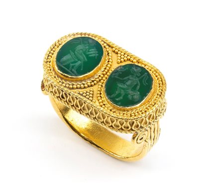 Anello in oro giallo in stile archeologico con paste vitree verdi