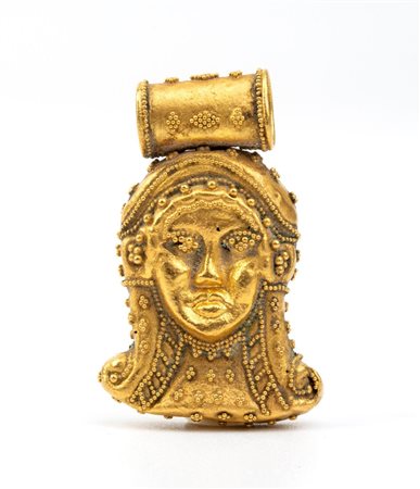 Pendente in oro in stile archeologico raffigurante una maschera 