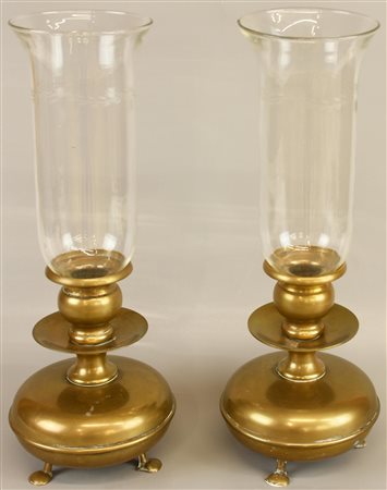 COPPIA DI LAMPADE in bronzo dorato con parte superiore in vetro soffiato e...