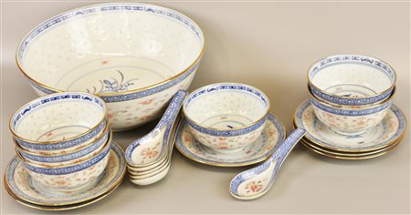 SERVIZIO DA ZUPPA manifattura cinese, in ceramica decorata e inserti in oro...
