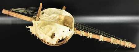 STRUMENTO MUSICALE strumento musicale a corda in legno, frutto e pelle di...