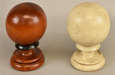 LOTTO DI SOPRAMMOBILI in legno dipinto, di forma sferica diam cm 13, h cm 21...