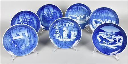 LOTTO DI 7 PIATTI in ceramica marca Royal Copenhagen decorati con scene...