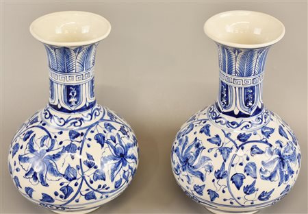 COPPIA DI VASI in ceramica decorata con motivi floreali nei toni del blu h cm...