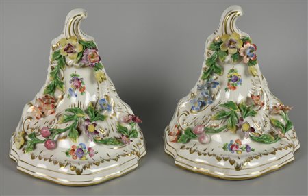 COPPIA DI MENSOLE in ceramica di Dresda decorata con motivi floreali cm 20x15