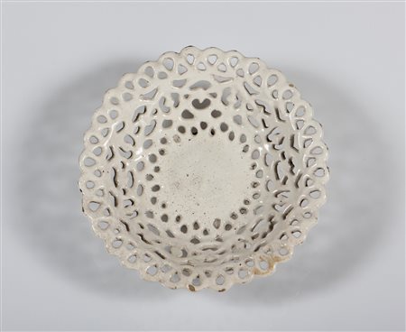 MANIFATTURA FAENTINA DEL XVII SECOLO Crespina in maiolica bianca traforata....