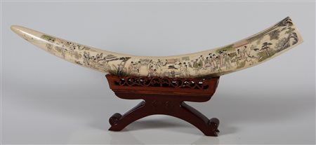 MANIFATTURA CINESE DEL XIX SECOLO Figure femminili in un paesaggio. Avorio...