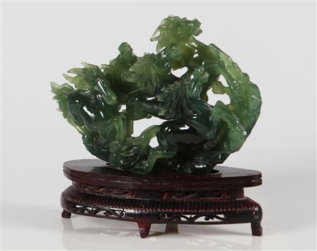 MANIFATTURA CINESE DEL XX SECOLO Cavalli. Giada scolpita. Cm 30,00 x 21,00 x...