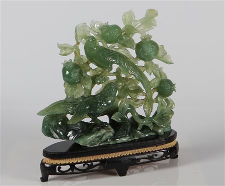 MANIFATTURA CINESE DEL XX SECOLO Pappagalli e melograni. Giada scolpita. Cm...