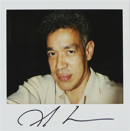 SERRANO ANDRES (n. 1950) Autoritratto. Polaroid. Cm 10,00 x 10,50. Firma in...