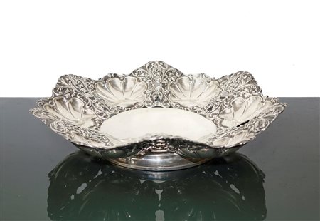 Porta dolci in argento sbalzato e bulinato, Palermo, 1930s