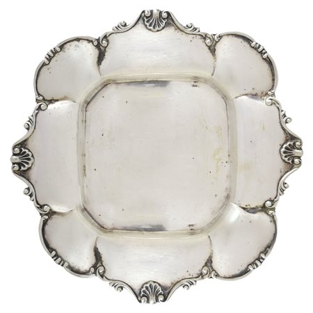 Vassoio in argento smerlato 