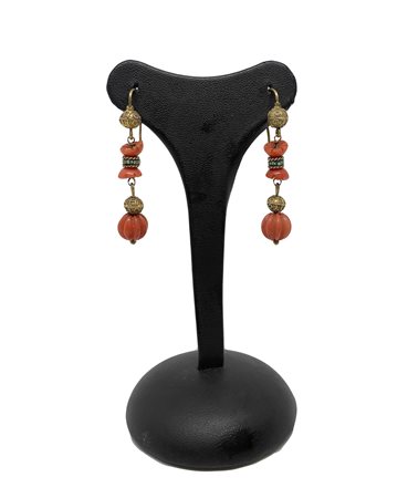 Orecchini pendenti in oro e corallo