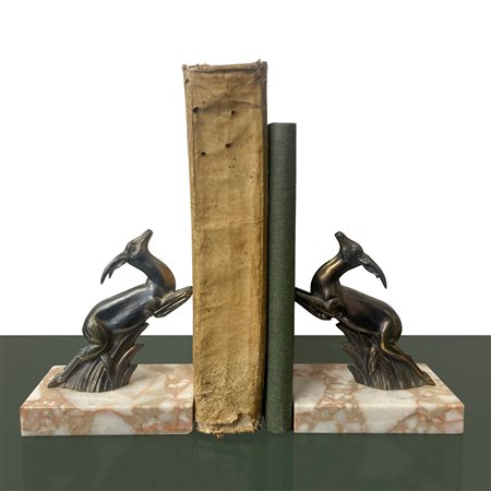 Fermalibri con daino, base in marmo