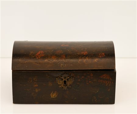  
Deliziosa scatola in legno laccato nero con interno in oro XVIII secolo
 cm 12x25x17