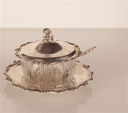 
Mostardiera-salsiera in vetro con cucchiaio decorato a conchiglia in argento 
 g 155