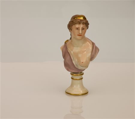  
Piccolo busto con figura muliebre con un seno scoperto in porcellana Napoli Real Fabbrica Carlo di Borbone 
 ALTEZZA CM 12