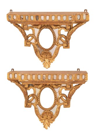  
COPPIA DI PICCOLE MENSOLE IN LEGNO DORATO E INTAGLIATO A MOTIVI VEGETALI. 
XIX secolo cm 45x61x20