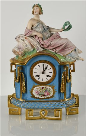  
Orologio in porcellana dipinta raffigurante gloria sdraiata. Manifattura francese, metà del XIX secolo 
 cm 46x30x13
