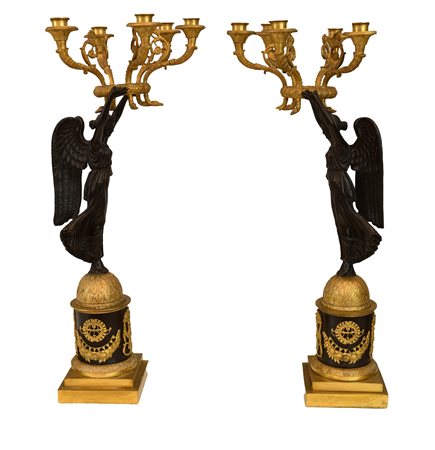  
Coppia di straordinari flambeaux di gusto classico in bronzo dorato e patinato. Manifattura francese degli inizi del XIX secolo 
 altezza cm 65,5
