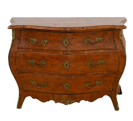  
Cassettone mosso lastronato con intarsi geometrici a tre cassetti Luigi XV. Manifattura del nord europa. 
 cm 80x103x53