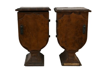  
Coppia di comodini in noce in stile Decò con sportello sul fronte 
 cm 59x34x34,5