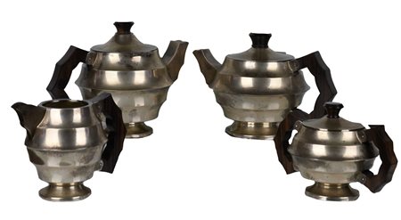  
Servizio da the e caffè Art Decò anni ’40 in argento 800 con manici in legno mistilinei 
 peso g 955