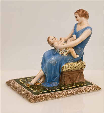  
Scultura a firma Genci (ITALIE) raffigurante maternità. Anni '30.
 cm 27x26x22
