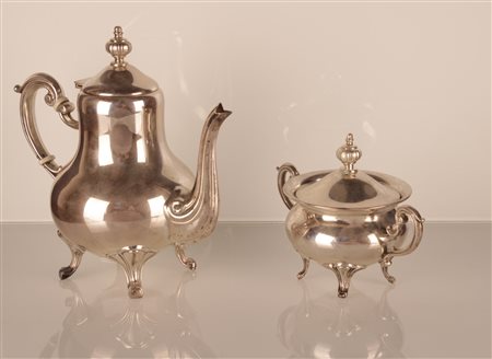  
Lotto di teiera e zuccheriera in argento 800/000 
 g 680