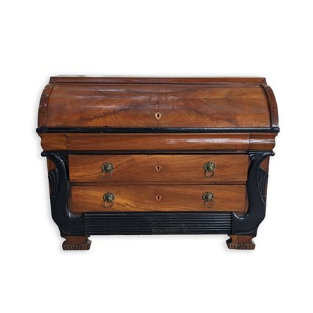  
Cassettone a rullo Impero in legno di ciliegio, prima metà XIX secolo 
 cm 101x131x60