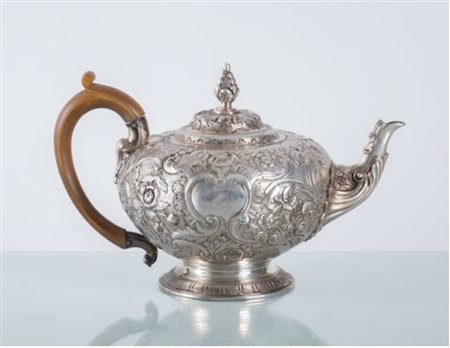 Caffettiera sbalzata e casellata. Argentieri Garrards Fanton Street, london 1823,gr 714
