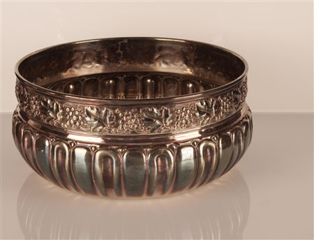  
Centroatavola in argento finemente cesellato con decoro sulla fascia a pampini e grappoli d'uva  
 Ø 23; g 965