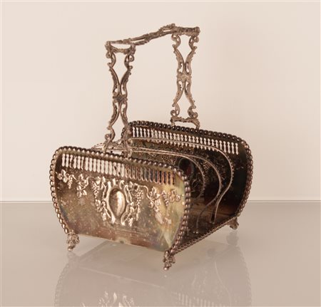  
Portasalviette riccamente cesellato in argento 800/000 
 peso g 264