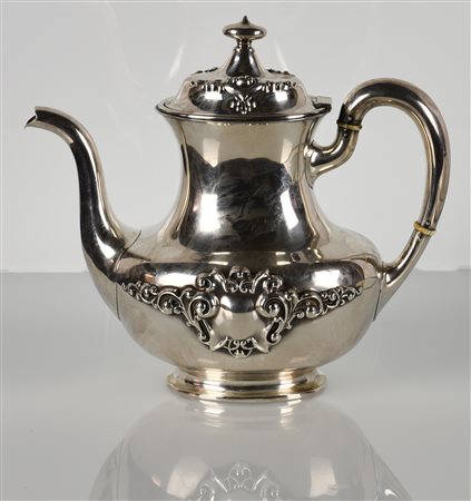  
Caffettiera in argento sterling con doppio cartiglio e iniziali. Colonia inglese, metà del XIX secolo 
 peso g 637