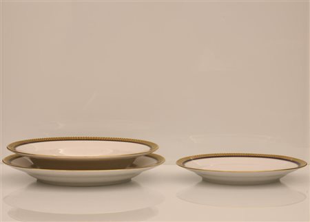  
Servizio di piatti Kahla Democratic Republic of Germany bordati blu e lumeggiati in oro  
 